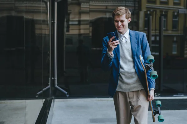 Sonriente Joven Hombre Negocios Guapo Usando Mensajería Traje Usando Teléfono —  Fotos de Stock