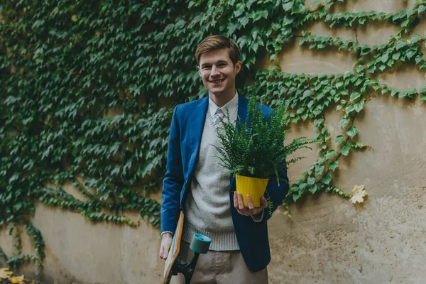Sorrindo Bonito Jovem Empresário Vestindo Terno Segurando Planta Samambaia Longboard — Fotografia de Stock