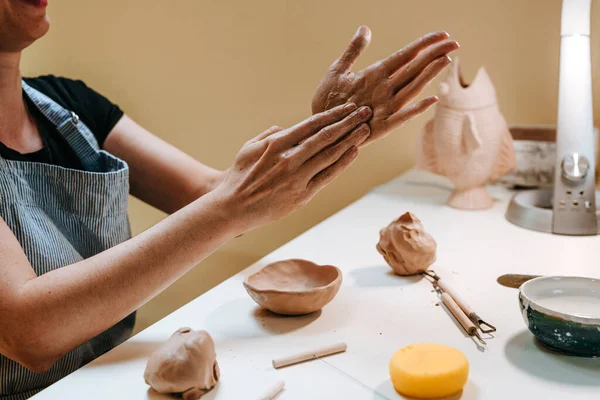 工房で手でカップを彫る若い女性陶芸家 女性の手のクローズアップ 選択的焦点 — ストック写真