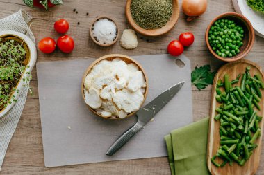 Dilimlenmiş hericium erinaceus mantarları mutfakta yetiştirilen kesme tahtasının üzerinde. Evde yetişen Lions yelesi mantarı. Mantar kültürü ve ev bahçesi kavramı. Seçici odak.