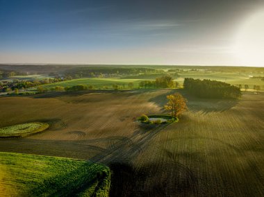 Ilık ve Mazury - gün doğumunda bahar tarım arazisi, Olsztyn yakınlarında Gietrzwad.