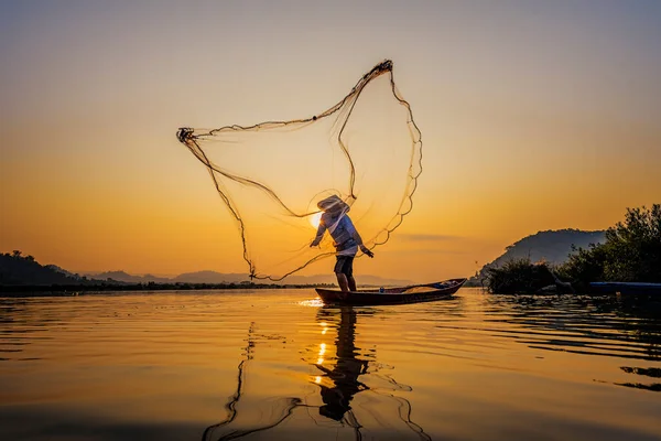 Pescador Lanzando Red Amanecer — Foto de Stock