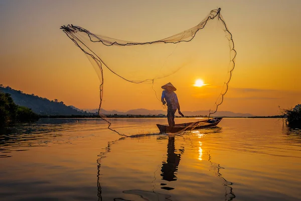 Pescador Lanzando Red Amanecer — Foto de Stock