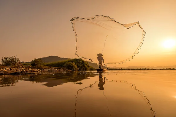 Рыбаки Лодке Рыбачат Озере — стоковое фото