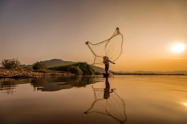 Pescadores Pescando Atardecer Tailandia —  Fotos de Stock