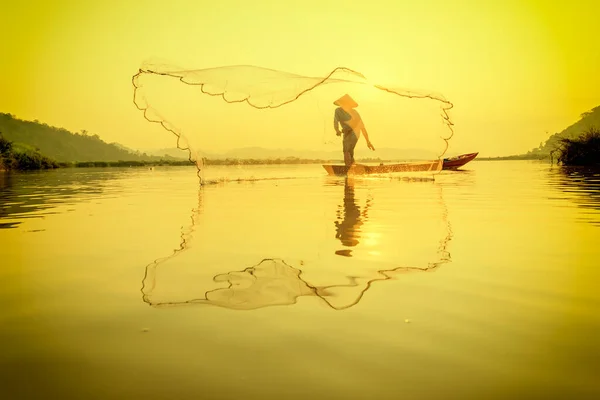 川で漁をしている漁師は — ストック写真