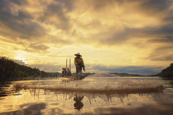Рыбаки Рыбачат Ранним Утром Золотом Свете — стоковое фото