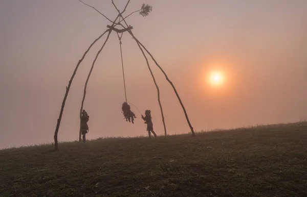 Φυλή Συγκεντρώθηκαν Πρωί Στα Βουνά Και Όμορφο Φως Του Ήλιου — Φωτογραφία Αρχείου