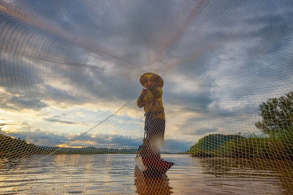 Рыбаки Рыбачат Реке — стоковое фото