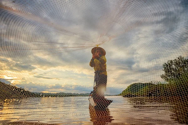 Рыбаки Рыбачат Ранним Утром Золотом Свете Рыбаки Рыбацкой Лодке — стоковое фото