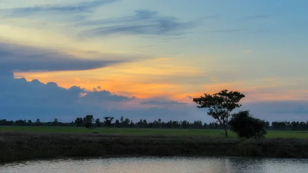 山の風景の中の美しい夕日空と山の反射 — ストック写真