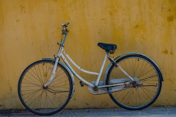 Старый Велосипед Желтой Стеной Качестве Фона — стоковое фото