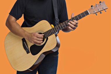 Gitar çalan bir adam, akustik gitar çalan bir müzisyen, canlı müzik festivali konsepti.