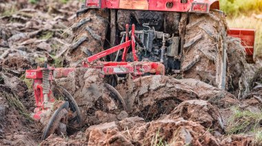 Tarım, traktör, ekili ekiciyle toprağı hazırlıyor. Tarım arazilerindeki tarım çalışmalarının ilkbahar başlarında tohumlama faaliyetlerinin bir parçası olarak..
