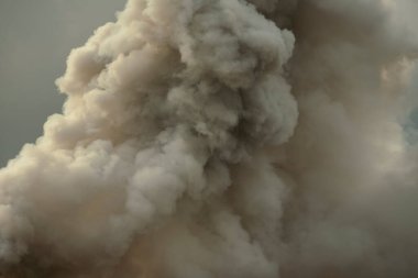 Şiddetli yangınlardan yükselen yoğun beyaz duman, duman arka planı, kıvrık beyaz duman arka planı.