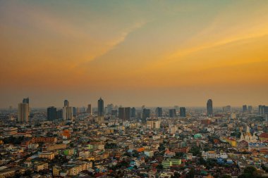 Bangkok 'un kirli silueti, akşamları gün batımında, Tayland, Bangkok üzerindeki hava kirliliği.