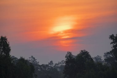 Tarlada güzel bir gün doğumu, gökyüzünün ve tarlanın yansıması, sabah manzaralı tepeler, görkemli gündoğumu dağları..