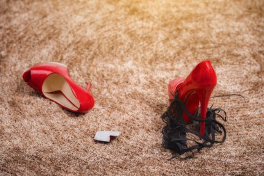 Prezervatif kadınlar tarafından gösteriliyor, prezervatif kadınların elinde, ağzı açık ve seksi dudaklar korunmayı, güvenli seks kavramını hatırlayın.. 