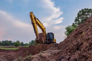 Kazı makinesinden alınan görüntülere göre toprak altında yağmur suyu, Crawler kazıcı kamyonu ve inşaat kazıcı makinası arıyorlarmış. kepçe doldurucu, ağır ekipman.