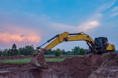 Kazı makinesinden alınan görüntülere göre toprak altında yağmur suyu, Crawler kazıcı kamyonu ve inşaat kazıcı makinası arıyorlarmış. kepçe doldurucu, ağır ekipman.
