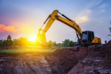 Kazı makinesinden alınan görüntülere göre toprak altında yağmur suyu, Crawler kazıcı kamyonu ve inşaat kazıcı makinası arıyorlarmış. kepçe doldurucu, ağır ekipman.