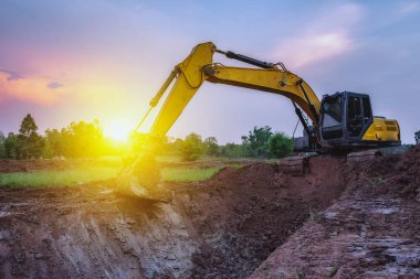 Kazı makinesinden alınan görüntülere göre toprak altında yağmur suyu, Crawler kazıcı kamyonu ve inşaat kazıcı makinası arıyorlarmış. kepçe doldurucu, ağır ekipman.