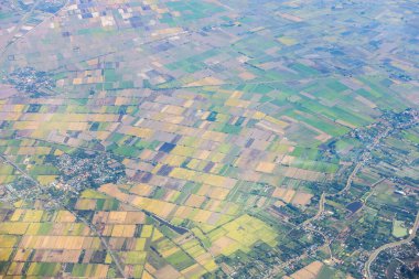 Dağların, nehirlerin, bulutların, tarımsal arazilerin, yeşil ve sarı pirinç tarlalarının havadan görünüşü farklı şekillerde büyüdü ve konakladı..