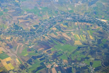Dağların, nehirlerin, bulutların, tarımsal arazilerin, yeşil ve sarı pirinç tarlalarının havadan görünüşü farklı şekillerde büyüdü ve konakladı..
