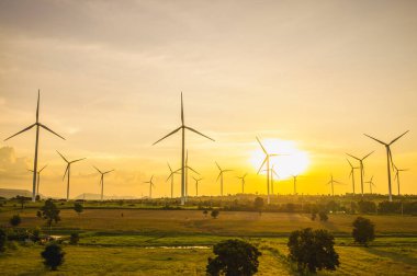 Rüzgar türbinleri, eko güç ve günbatımı manzaralı tarım alanları, temiz ve yenilenebilir enerjili enerji üretimi. Doğanın korunması.