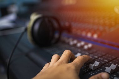 Kayıt odası, sıkıştırma odası, kayıt stüdyosunda müzik mikseri. Müzik Kayıt stüdyosunda çalışan Ses Yapımcısını Kapat, Karıştırma Kurulu 'nu kullan Modern Şarkı Oluştur. Ses kayıt odası.