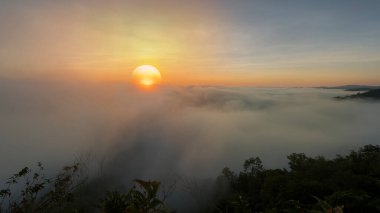 Dağların manzarası, kış manzarası, gün doğumunda sisli tepeler.