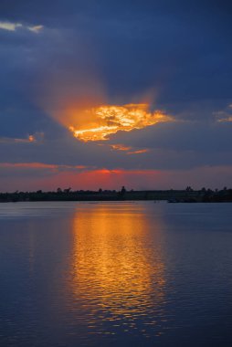 Mekong Nehri 'nde güzel gün batımı, gökyüzünün ve dağların yansıması, alacakaranlık manzaralı nehir, görkemli günbatımı dağı..