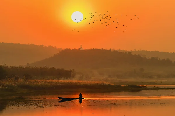 Gyönyörű Naplemente Hegyi Tájak Tükröződik Hegyek Dombok Alkonyatkor Táj Fenséges — Stock Fotó