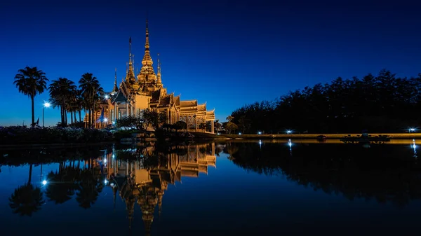 Magnifique Temple Doré Coucher Soleil Reflet Cathédrale Dans Eau Coucher — Photo