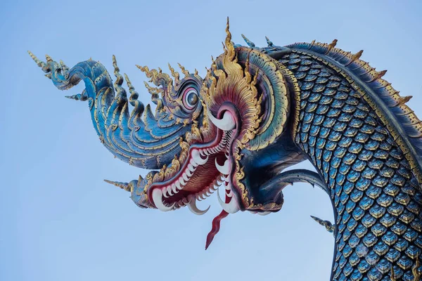 Slang Koning Koning Van Naga Standbeeld Thaise Tempel Geïsoleerd Blauwe — Stockfoto