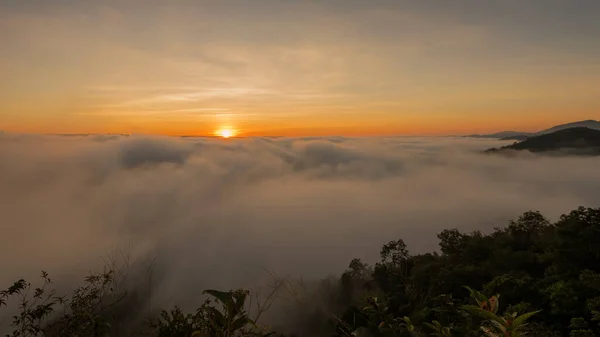 Vista Las Montañas Paisaje Invernal Con Colinas Niebla Amanecer — Foto de Stock