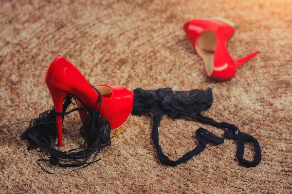 Yatak Odası Çamaşırları Ayakkabılarla Dolu Hızlı Seks Konsepti Seksi Genç Stok Fotoğraf