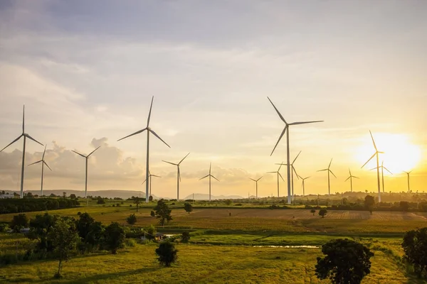 Turbiny Wiatrowe Ekoenergetyka Pola Rolnicze Krajobrazami Zachodu Słońca Produkcja Energii Obraz Stockowy
