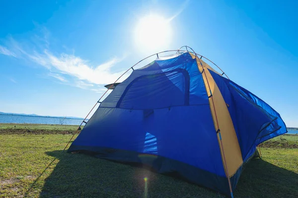 供游客在宽阔的湖面上休息的五颜六色的帐篷 — 图库照片