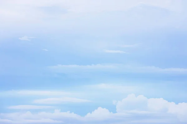 Blauwe Lucht Achtergrond Met Weinig Witte Wolken Blauwe Lucht Met Rechtenvrije Stockfoto's