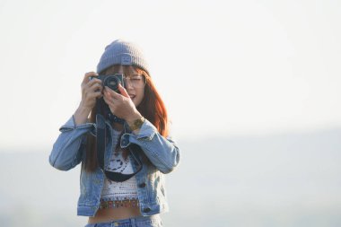 Güzel turistler parlak sabah atmosferinin fotoğraflarını çeker..