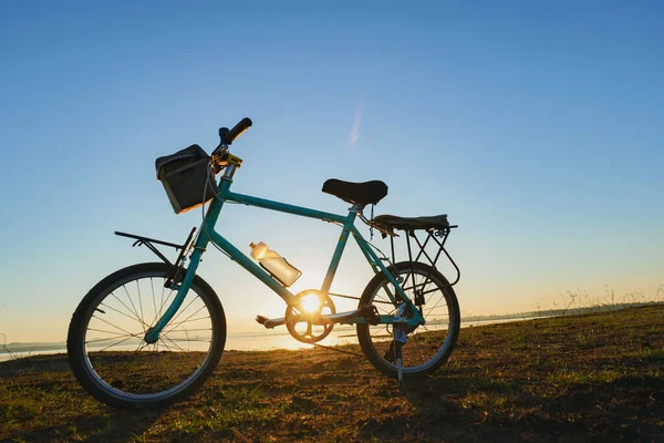 Bisiklet Sabah Güneşinde Gölün Kenarında — Stok fotoğraf
