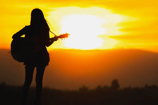 Muzyka Naturą Pary Grające Muzykę Śpiewające Zachodzie Słońca Nad Jeziorem Zdjęcie Stockowe