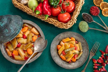 Zeytinyağlı pırasa tabağı. Zeytinyagli pirasa . Vejetaryenler için uygun. Bakır kasede pırasa yemeği. 