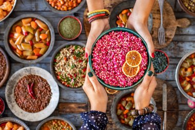 Pancar kökü ve bulgur buğdaylı salata. Sağlıklı gıda ve diyet konsepti. 