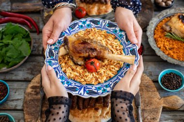 Kuzu şiş ya da kuzu incik orzo pilav ile tabakta. 