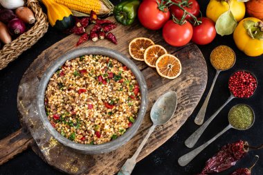 Bulgur buğdaylı salata, mercimek, maydanoz ve biber. Sağlıklı bir yemek için vejetaryen salatası
