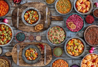 Masada çeşitli vegan yemekleri var.. 