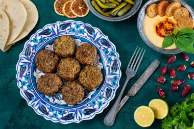 Falafel köfteleri tabakta. Bu vejetaryen köfteler nohuttan yapılıyor..