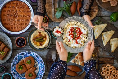 Manti 'yi iki kadın öldürdü. Yemeği bir kadın servis ediyor ve kız kardeşi kaşıkla yemek yiyor.. 
